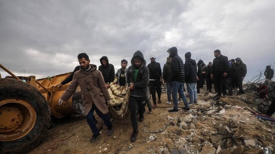 Palestinos buscan supervivientes tras ataques aéreos israelíes en Deir Al Balah. Foto: EFE
