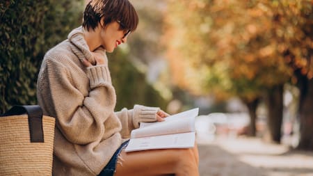 Qué libro debería leer cada signo del zodíaco. Foto Freepik