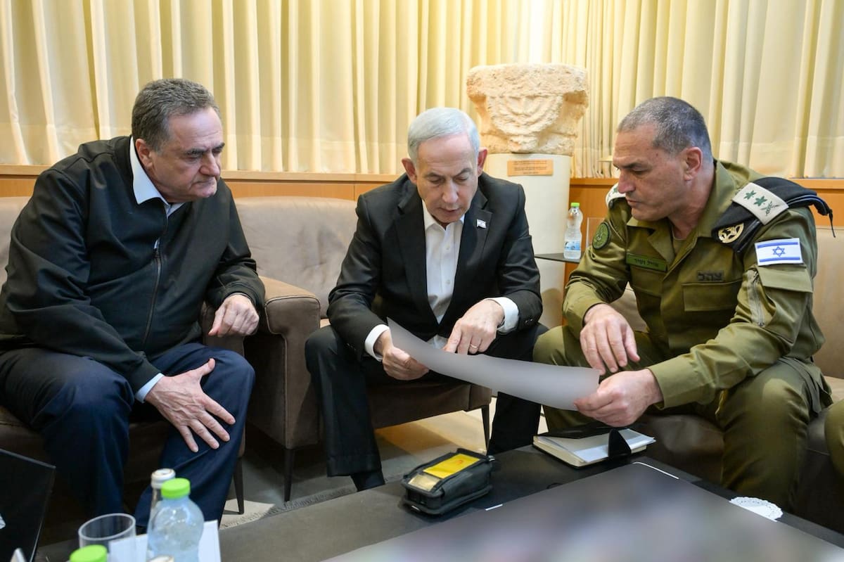 Benjamin Netanyahu junto al ministro de Defensa, Yirael Katz y el jefe del Ejército, Eyal Zamir.