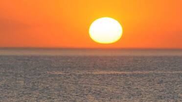La única playa de Argentina donde el sol sale y se pone en el mar: está en la Costa Atlántica y tiene las aguas más cálidas