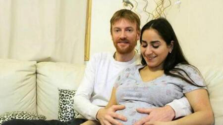 mujer embarazada de mellizos y gemelos