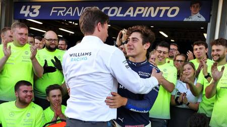 El abrazo entre Franco Colapinto y James Vowles. Foto: Instagram.
