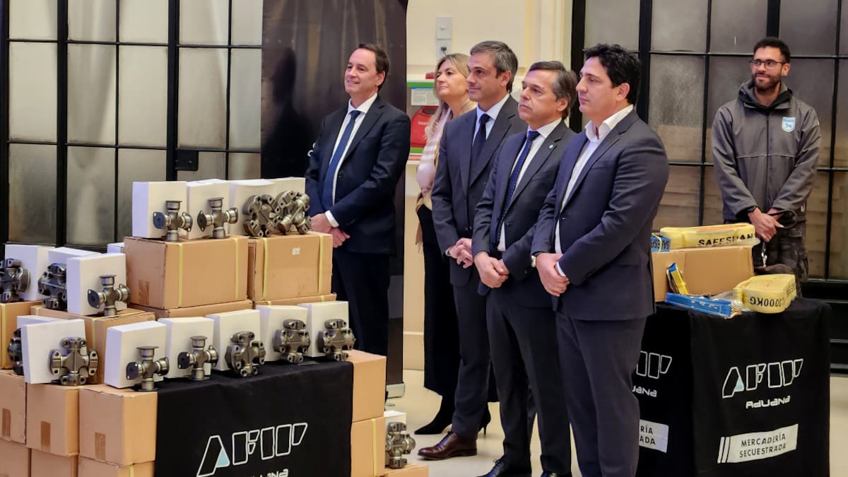 La Aduana entregó donaciones al Ministerio de Transporte de la Nación