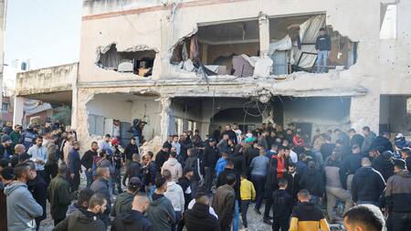 Palestinos observan la destrucción a campo de refugiados Yunis en Cisjordania, tras redada israelí. Foto: Reuters.