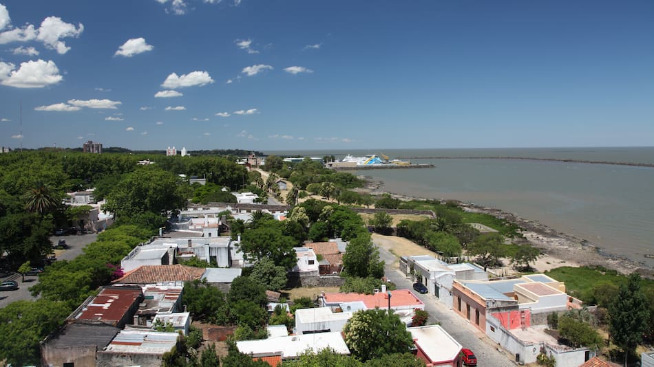 Vista desde Colonia hacia donde se ubicaría la cabecera uruguaya del puente.
