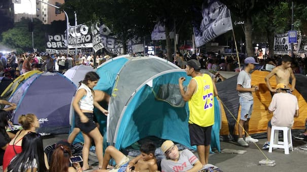 Sigue el acampe frente al Ministerio de Desarrollo Social: complicaciones para circular por la zona