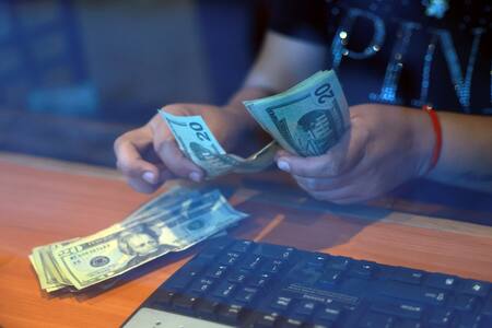 Dólares. Foto: Reuters/Jose Luis Gonzalez