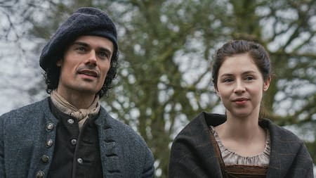 El padre de Jamie y la madre de Claire se conocen en Escocia