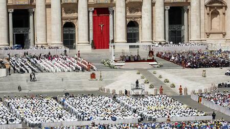 El Papa Francisco proclamó a la primera santa de Uruguay desde la plaza de San Pedro, Reuters