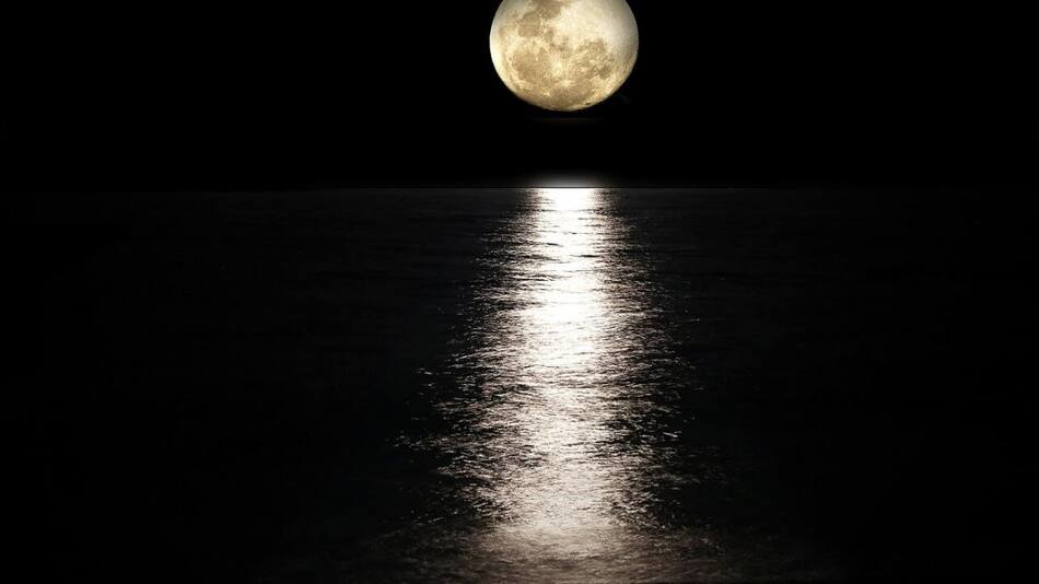Una imagen revela que la Luna es multicolor