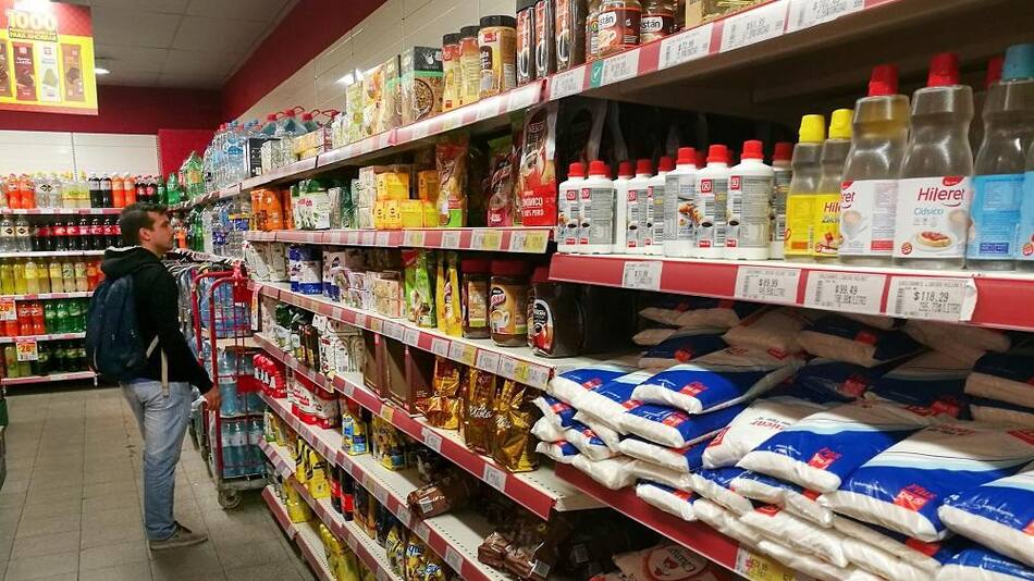 Supermercado, productos en góndola, compras, NA
