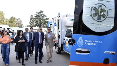 Alberto Fernández entregó ambulancias en Moreno. Foto: Telam.