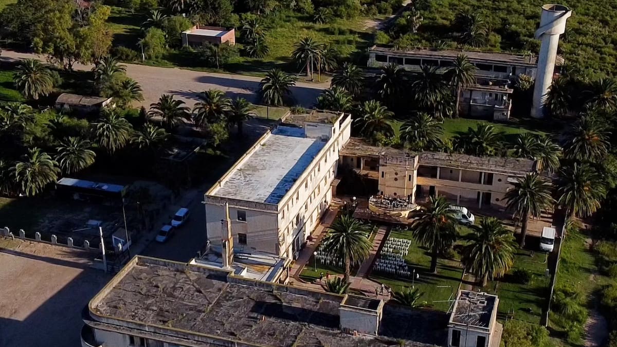 En 1940, una familia construyó un hotel de lujo frente a una laguna salada: 37 años después, el agua comenzó a devorarlo