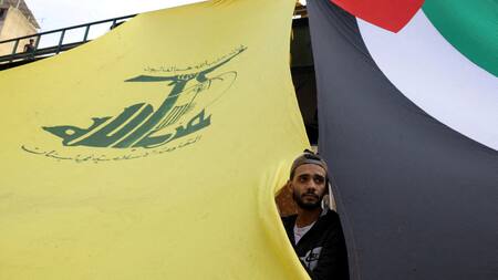 Las banderas de Hezbollah y Palestina, unidas. Foto: Reuters