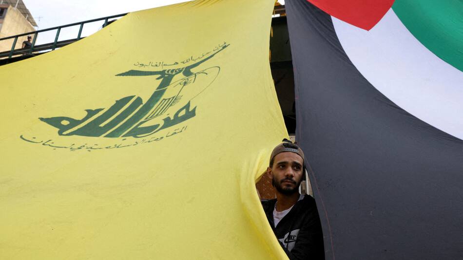 Las banderas de Hezbollah y Palestina, unidas. Foto: Reuters