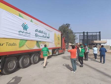 Convoy de comida pasa por Rafah hacia Gaza. Foto: Reuters.