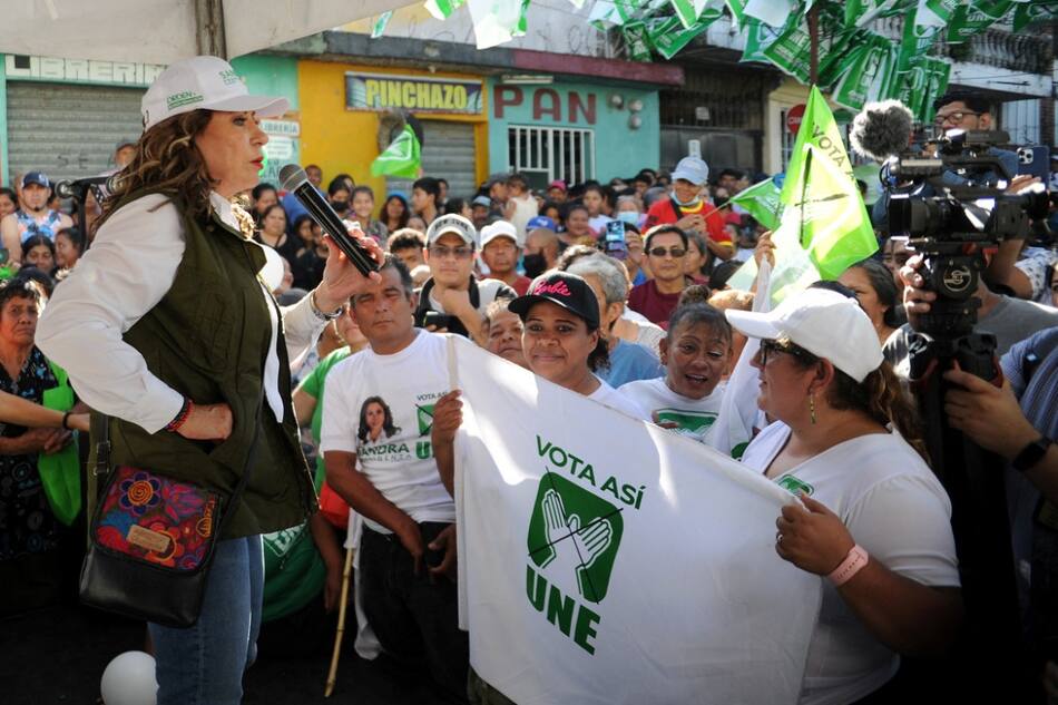Sandra Torres y los simpatizantes de la Unidad Nacional de la Esperanza. Foto: Reuters.
