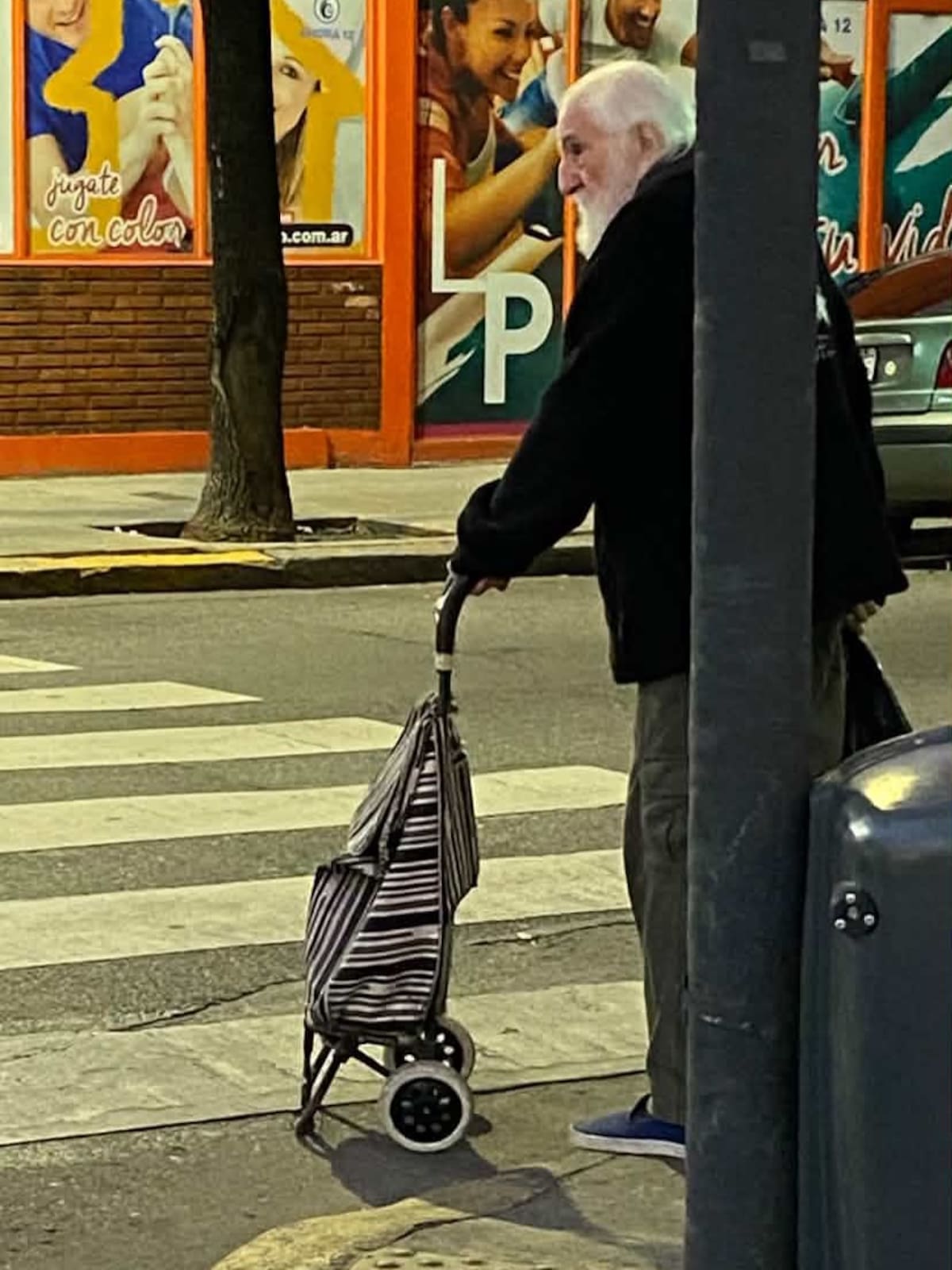 José Larralde caminando por Buenos Aires hoy 2026 folklore música popular
