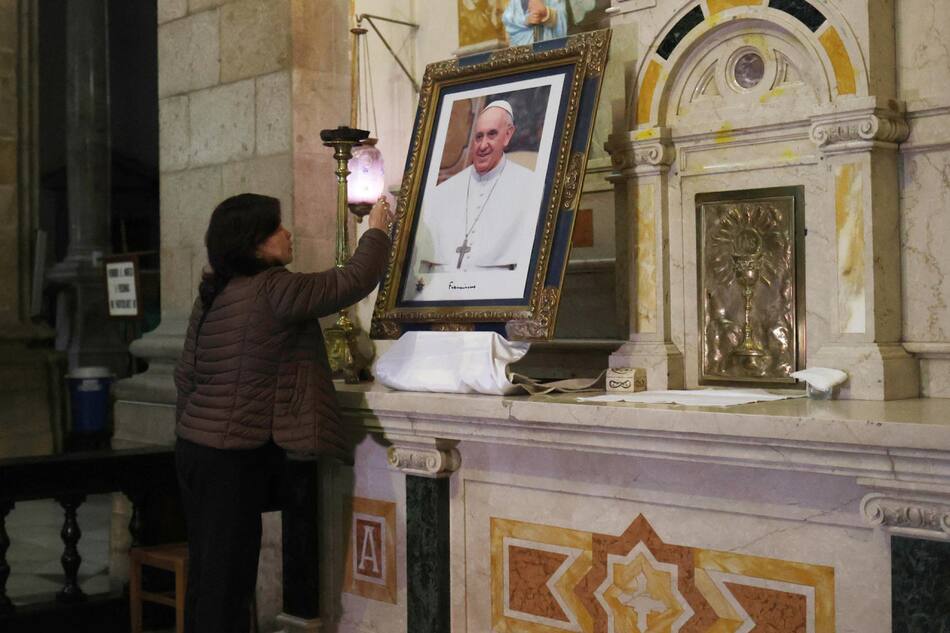 Fieles piden por la salud del papa Francisco. Foto: EFE/Luis Gandarillas