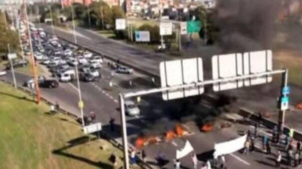 Corte total, quema de gomas y caos vehicular en la Autopista Riccheri