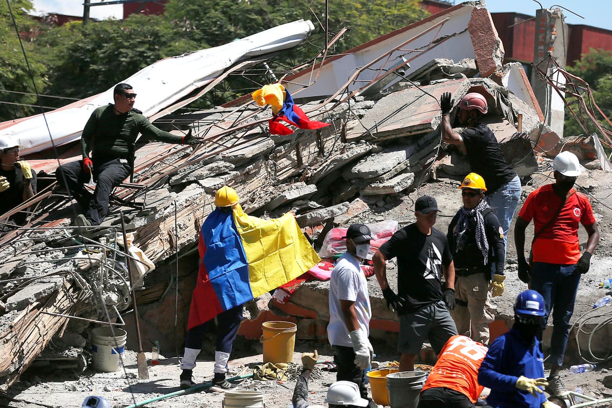 Tareas de rescate tras el terremoto en Colombia.
