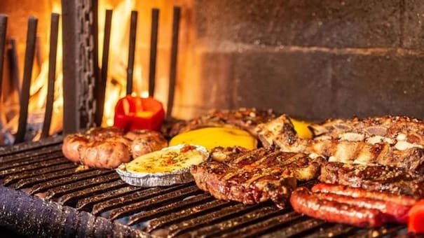 No es detergente: el truco infalible y casero para limpiar la grasa de la parrilla en solamente 1 minuto