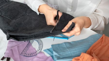 Sin máquina de coser o gastar de más: el truco definitivo para arreglar un pantalón en casa