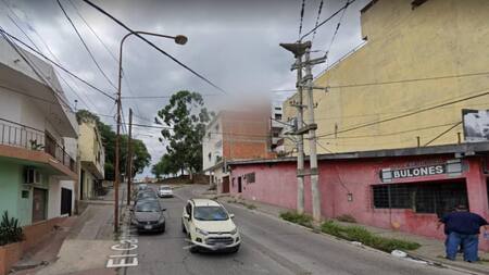 En San Salvador de Jujuy un auto rodó sin frenos por la calle empinada. Foto: Google Maps
