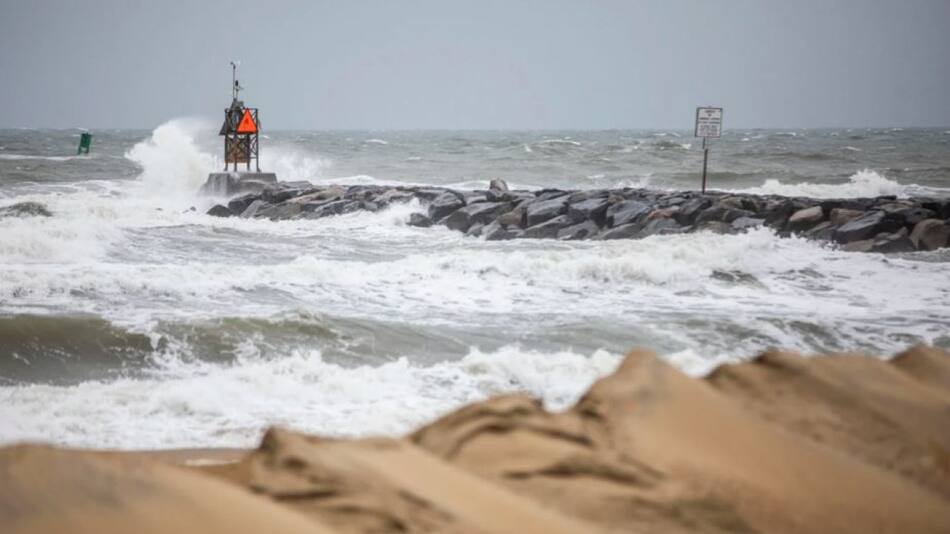 La tormenta Ophelia tocó tierra en Carolina del Norte. Foto: Gentileza Telemundo.