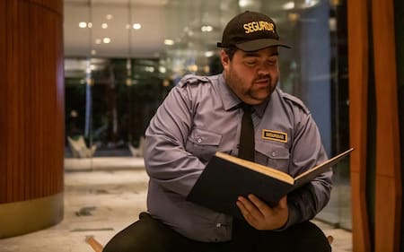 Darío Barassi en El Encargado. Foto: Disney+