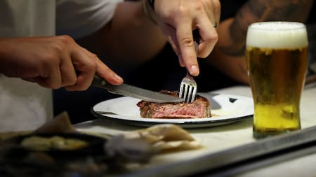 Comer en las mejores parrillas de Dolores es una gran opción. Foto: Reuters/Agustin Marcarian