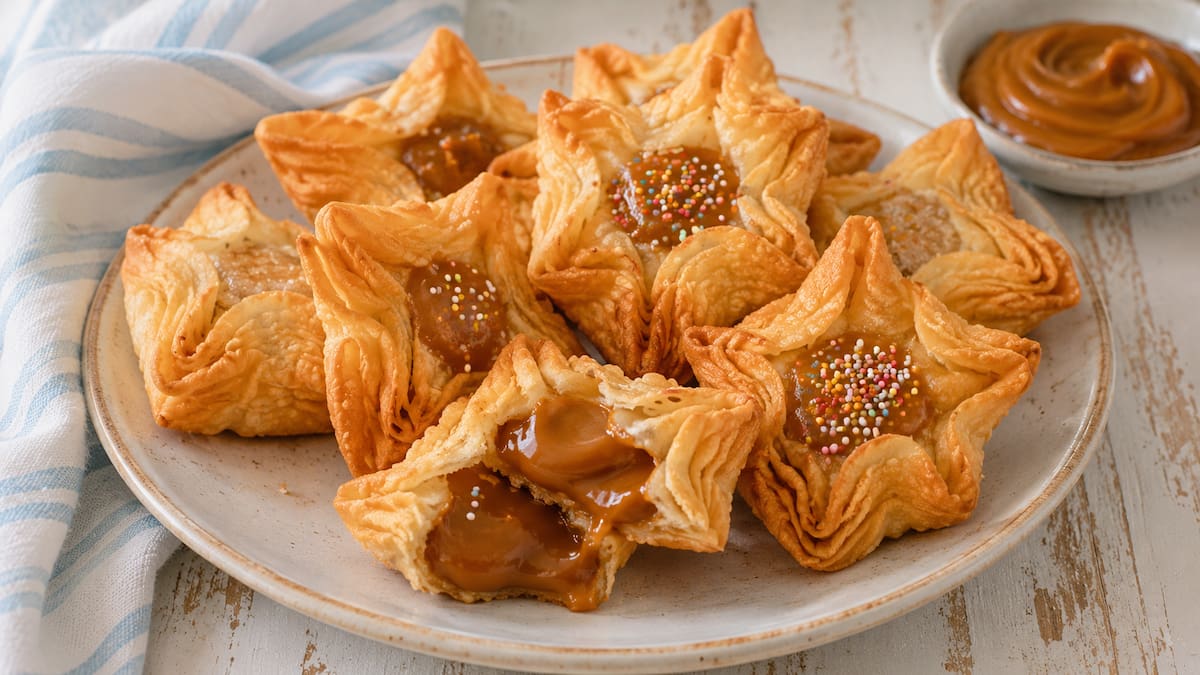 Crocantes, caseros y una explosión de sabor: la receta para hacer pastelitos de dulce de leche este 25 de Mayo