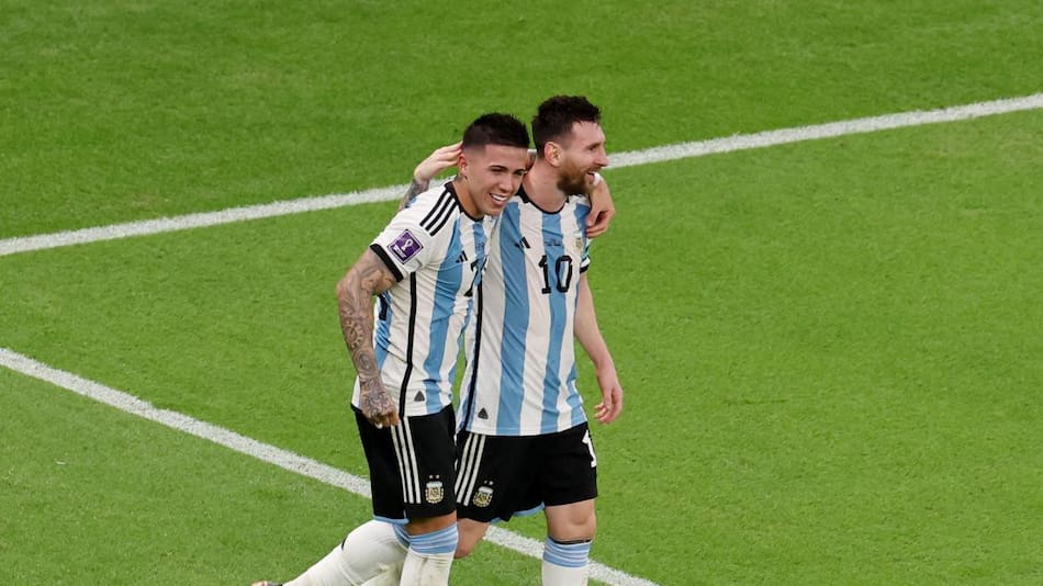 Enzo Fernández y Lionel Messi vs. México; Qatar 2022. Foto: Reuters.