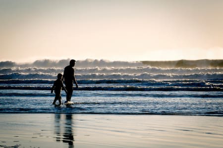 Padre e hijo, día del padre. Foto: Unsplash.