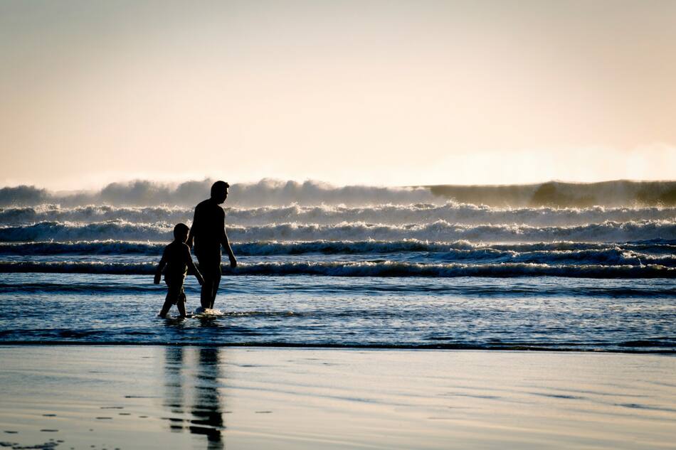 Padre e hijo, día del padre. Foto: Unsplash.