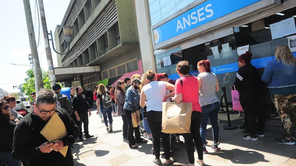 Cuánto dinero percibirán los trabajadores ante el desempleo por parte de ANSES con el aumento que estableció el Boletín Oficial.