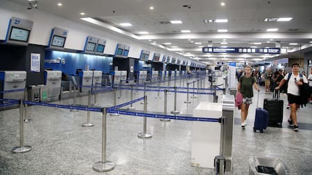Aeroparque colapsado en pleno inicio de las vacaciones: más de 90 vuelos demorados y cancelaciones