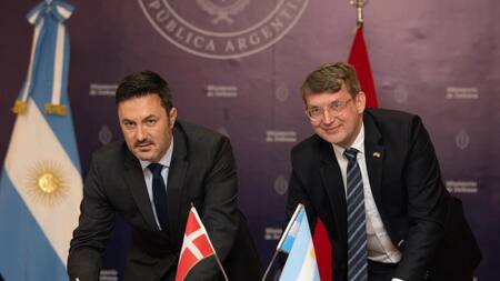 Luis Petri y su par danés Troel Lund Pousen. Foto: NA.