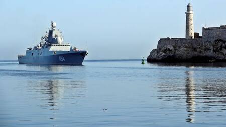 Buques de la Marina de Guerra de Rusia arriban al puerto de La Habana. Foto: EFE