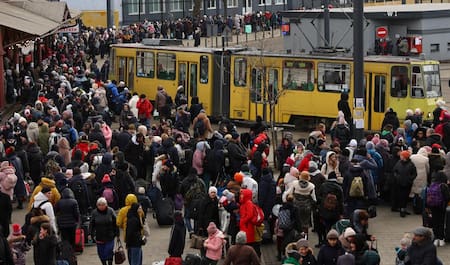 Refugiados ucranianos esperando los autobuses para evacuar, Reuters
