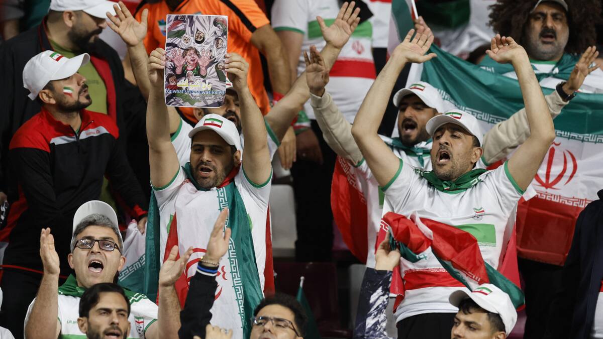 Un fanático de la Selección iraní muestra un cartel en apoyo a Palestina. Foto: Reuters
