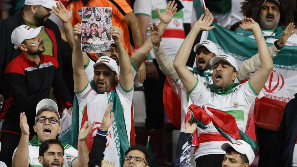 Un fanático de la Selección iraní muestra un cartel en apoyo a Palestina. Foto: Reuters