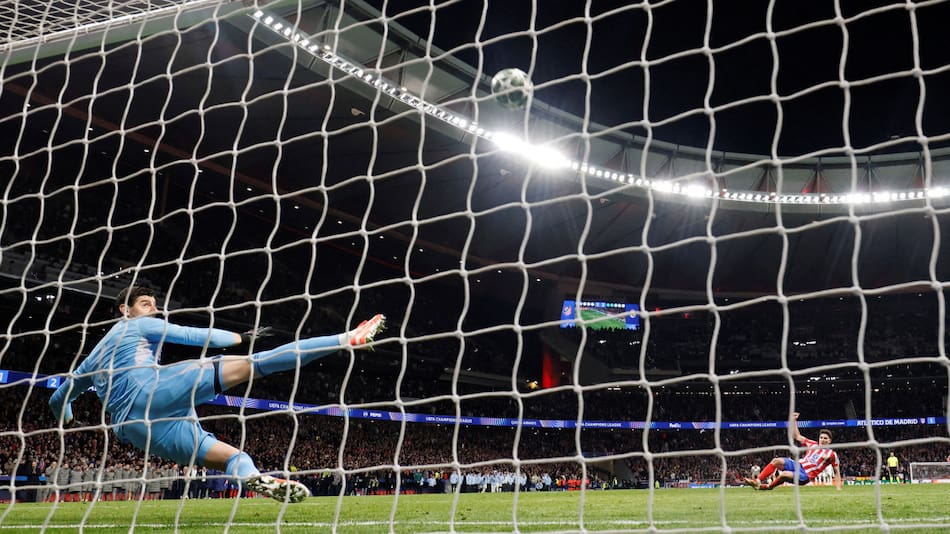 El polémico penal de Julián Álvarez. Foto: Reuters/Susana Vera