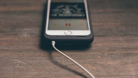 Los especialistas aconsejan cargar la batería cuando marca 10 o 20%. Foto: Unsplash.