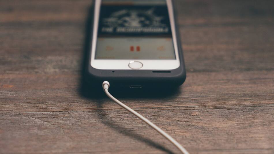 Los especialistas aconsejan cargar la batería cuando marca 10 o 20%. Foto: Unsplash.