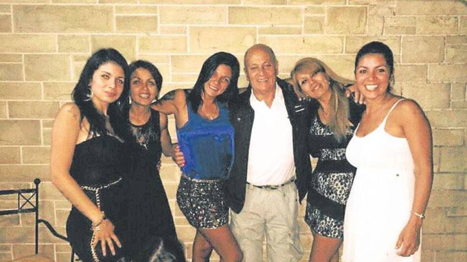 Gerónimo Venegas y sus hijas Pamela, María Eva, Estela, María Rosa y Yanina