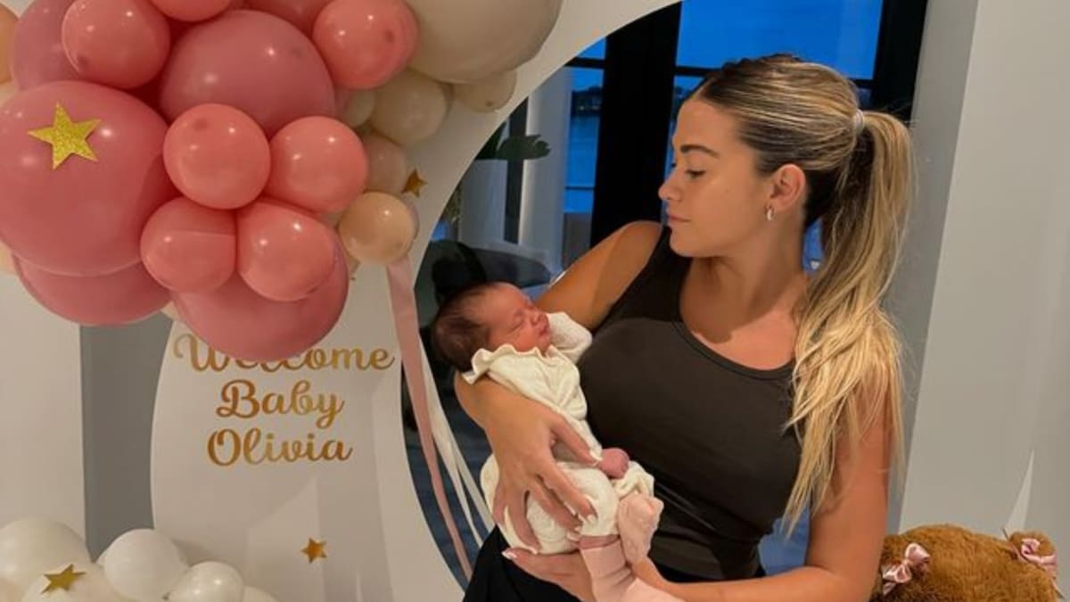 Sofía Calzetti y el Kun Agüero presentaron a su hija Olivia. Foto: Instagram.