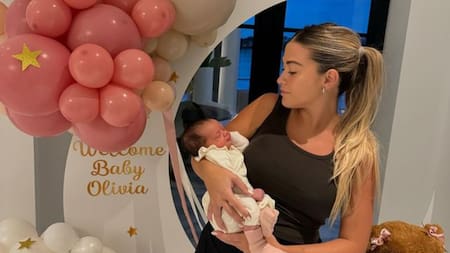 Sofía Calzetti y el Kun Agüero presentaron a su hija Olivia. Foto: Instagram.