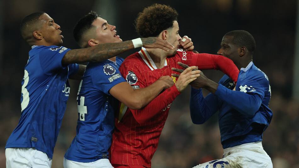 Empujones y golpes en el final del partido. Foto: Reuters/Phil Noble