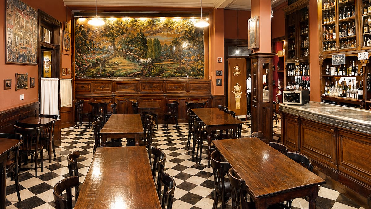 Nació como fonda para trabajadores del puerto, en 1976 cambió de nombre y hoy conserva una barra única en Buenos Aires